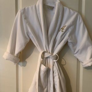 Girls White hotel robe Medium 8/10  monogrammed A